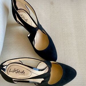 Life Stride black suade pumps